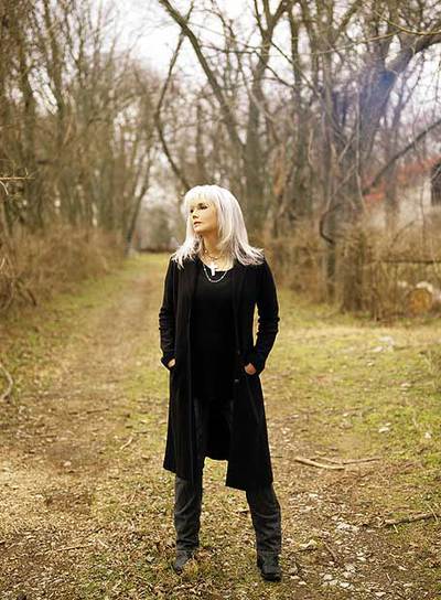 La cantante Emmylou Harris publica  All I intended to be.  
