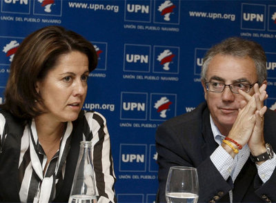 El presidente de Navarra, Miguel Sanz, acompañado de la alcaldesa de Pamplona, Yolanda Barcina.