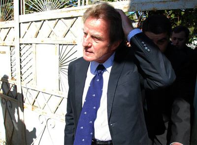 Bernard Kouchner, de visita ayer en la localidad georgiana de Tkviavi.