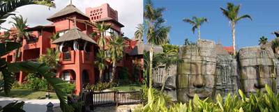 A la izquierda, vista del hotel Asia Gardens, en Benidorm (Alicante). A la derecha, recreación de tallas orientales que ambientan  del complejo hotelero.