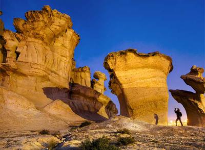 Setas gigantes frente al mar