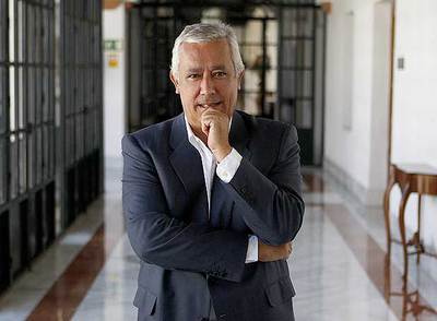 Javier Arenas, en un pasillo del Parlamento, el pasado jueves.