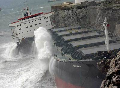 El barco de bandera liberiana  Freda,  partido por la mitad después de encallar en las rocas del faro de Punta de Europa, en aguas de Gibraltar.