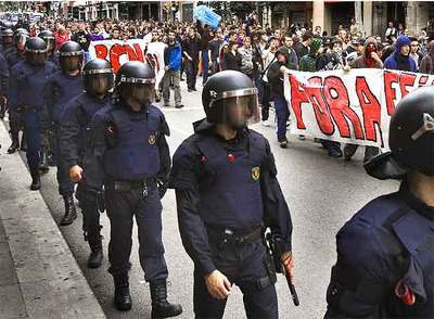 Los manifestantes, por la calle de la Creu Coberta, escoltados por los Mossos d'Esquadra.