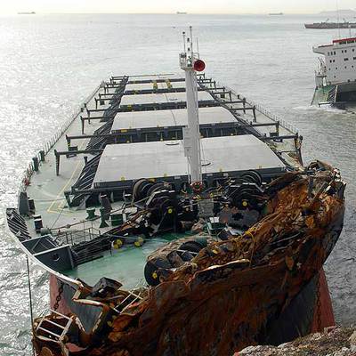 El  Fedra,  encallado en aguas de Gibraltar tras partirse en dos.