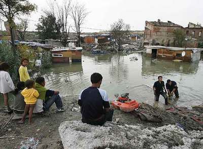 Los bomberos bombean el agua de una de las dos enormes balsas que se forman por la lluvia en  El Gallinero  de la Cañada Real Galiana.