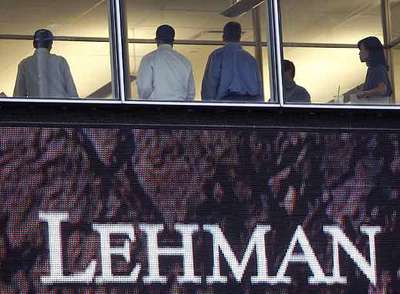 Trabajadores de Lehman Brothers, entidad de la que tres cajas vascas tienen 169 millones en bonos.