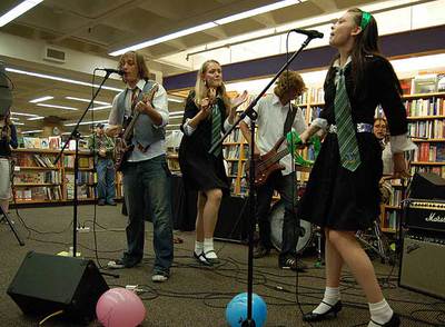 El grupo The Parselmouths, formado por una suerte de  lolitas  anti-Potter, durante una actuación.