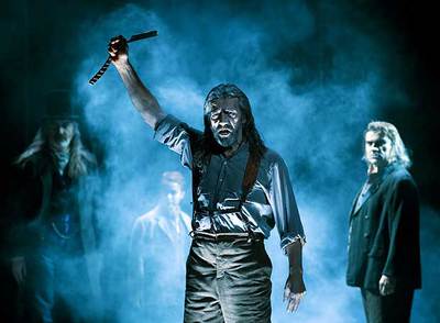 Un momento del ensayo de la obra  Sweeney Todd, El barbero diabólico de la calle Fleet , de Stephen Sondheim.