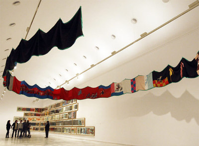  A cycle in time  (1995), instalación de Nancy Spero en el Reina Sofía.