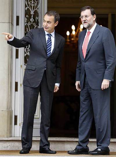 El presidente del Gobierno, José Luis Rodríguez Zapatero, y el líder del PP, Mariano Rajoy, conversan en las puertas del Palaciornde la Moncloa.