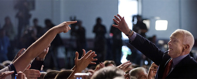 McCain saluda a los asistentes a un mitin en Blue Bell, Pensilvania, donde presentó  propuestas económicas.