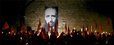 Militantes de Esquerra Republicana en el homenaje a Companys, ayer en el castillo de Montjuïc.