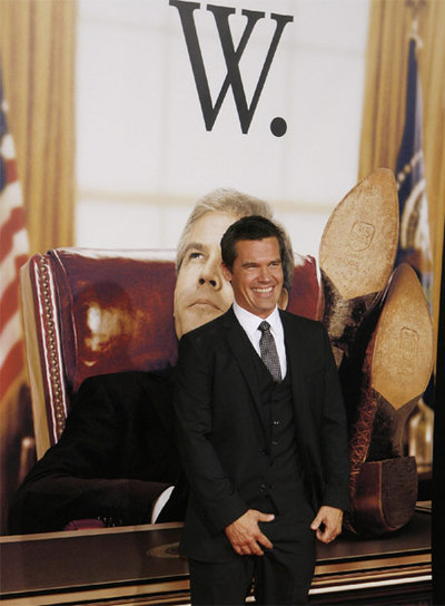 El actor Josh Brolin, en el papel de George Bush, en el estreno de  W,  el martes.