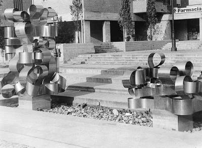 La escultura  Las Latas  en su ubicación de Moratalaz.