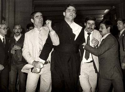 El sacerdote Juan Fernández Krohn es detenido por policías portugueses de paisano tras agredir a Juan Pablo II en Fátima.