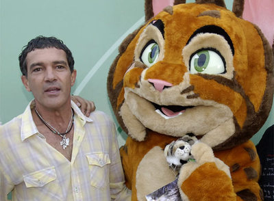 Antonio Banderas junto a una caracterización de Félix, el protagonista de  El lince perdido 