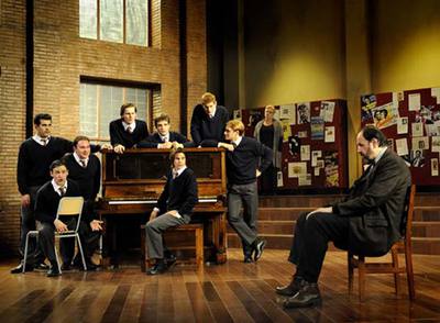 Escena de  El nois d'historia , de Alan Bennett, dirigida y protagonizada por José María Pou (a la derecha).