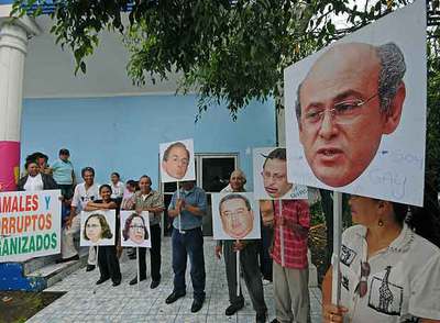 Concentración de apoyo a Ortega en Managua. En primer término, una pancarta con el rostro del periodista Carlos F. Chamorro y la leyenda 