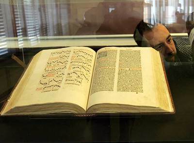 El incunable  Missali Tirasonensis   en la exposición de la Biblioteca Foral.