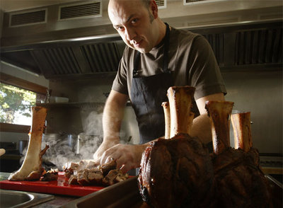 El  chef  Oriol Rovira cultiva hortalizas ecológicas y cría aves y cerdos en el hotel rural barcelonés Els Casals.