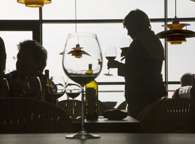 Cata de vinos en la Bodega Baigorri, ubicada en Samaniego (Rioja alavesa); el edificio está soterrado y es obra del arquitecto guipuzcoano Iñaki Azpiazu.
