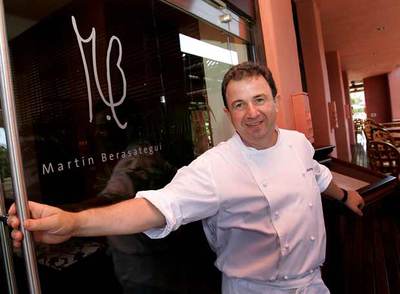 El  'chef'  vasco Martín Berasategui, en el restaurante M.B. del hotel Abama (Tenerife).