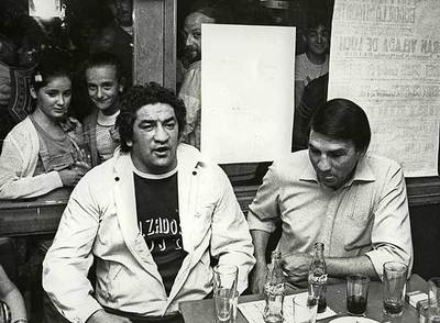 El grupo de teatro Animalario ha recuperado al boxeador José Manuel Ibar  Urtain  (a la izquierda), una figura que suscita más tristeza que nostalgia.rnFoto: Raúl Cancio