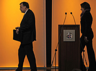 El primer ministro islandés, Geir Haarde (izquierda), al término de una conferencia de prensa en Reikiavik, el pasado 9 de octubre, en la fase aguda de la crisis financiera.rnFoto: AFP