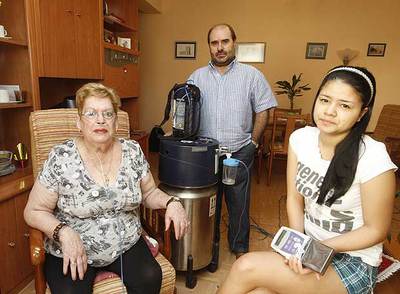 Carmen Izquierdo y Gabriela Alfaro (a la derecha), en su piso. Entre ellas, Ángel García, presidente de la Federación de Trasplantados en Madrid. rnFoto: Bernardo Pérez