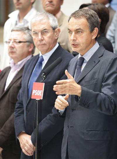 Zapatero, durante su rueda de prensa, ayer en Santiago. Junto a él, Touriño y José Blanco.