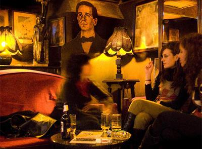 Unas chicas tomando una copa el sábado en el local barcelonés Les Gents que J'Aime.