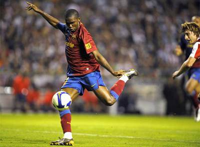 Eto'o se dispone a golpear la pelota para marcar el gol que supuso la victoria azulgrana
