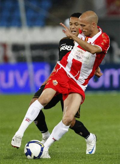 Bruno evita una penetración de Adriano.