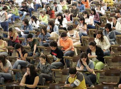 Un grupo de estudiantes se examina en una universidad pública.