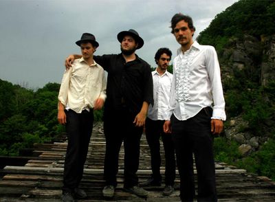 El vibrante  folk rock  de Felice Brothers recuerda al Dylan campestre.