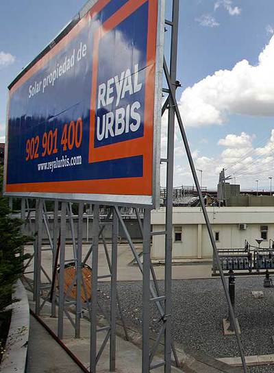 Cartel de Reyal Urbis en Madrid.