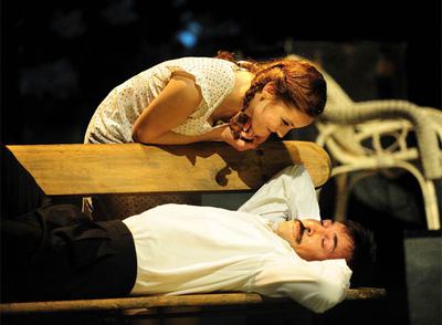 Julia Möller y Carlos Gramaje, en una escena de  Aloma,  de Dagoll Dagom.