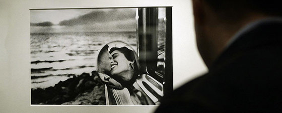 Un hombre observa en la exposición de la Fundación Canal la fotografía  California, 1955 , de Elliott Erwit.