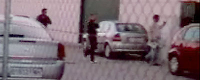 Los falsos agentes (el primero de la derecha muestra una placa falsificada) se dirigen hacia los  narcos. 