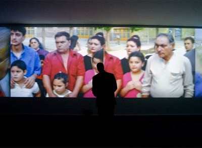 Un espectador contempla   La Mina,   una de las películas de Hannah Collins que se exponen en el Artium.