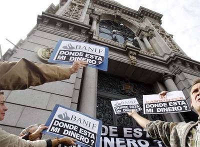Afectados por la crisis de Lehman protestan ante el Banco de España el pasado 13 de octubre.
