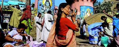  Peregrinos después del baño sagrado. Varanasi  (2005), fotografía de Raghu Rai expuesta en Casa Asia.