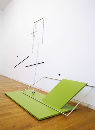 Verde por dentro  (2008), obra del brasileño Waltercio Caldas expuesta en el CGAC.