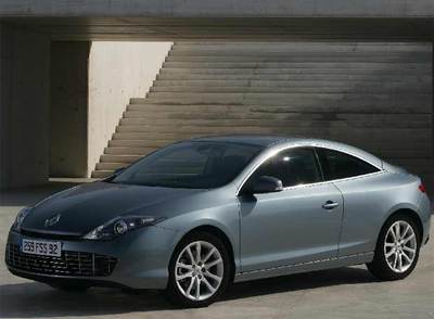 Línea deportiva, una zaga original y un práctico interior con cuatro plazas para el Laguna Coupé.