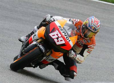 Nicky Hayden hace un  caballito  en presencia de Dani Pedrosa ayer en el circuito de Cheste.
