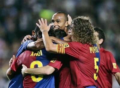 Los jugadores del Barcelona celebran uno de los goles de Eto'o.