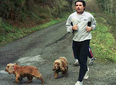 José María Aznar haciendo  footing  en Baqueira Beret un día de las navidades de 2000 en que la nieve era demasiado escasa para esquiar.