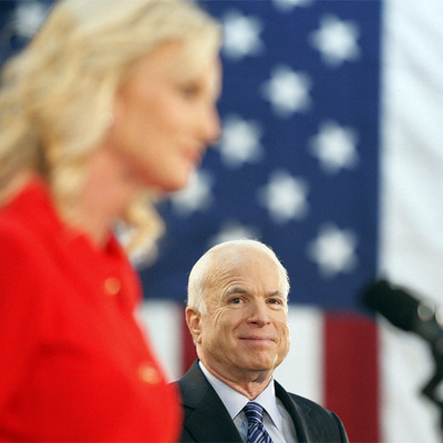 John McCain mira a su esposa, Cindy, durante un acto en Pensilvania el pasado martes.