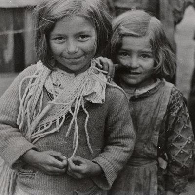 Dos niñas refugiadas en Madrid durante la Guerra Civil. Se desconoce su identidad y la del autor de la foto.